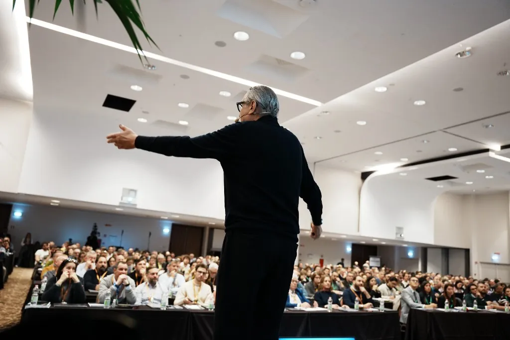 Mirco Gasparotto sul palco davanti alla sala del workshop