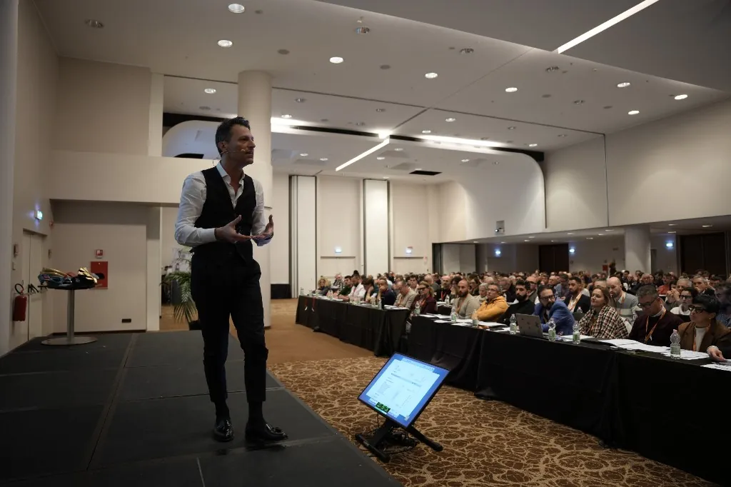 Alessandro Palumbo sul palco durante il workshop