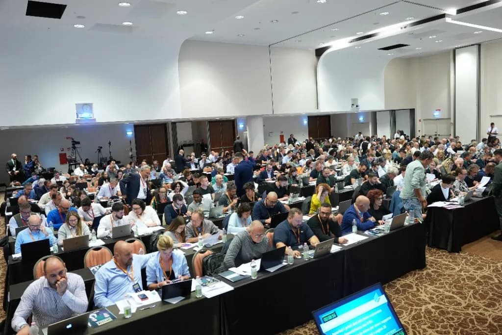 Panoramica della sala durante una sessione di lavoro
