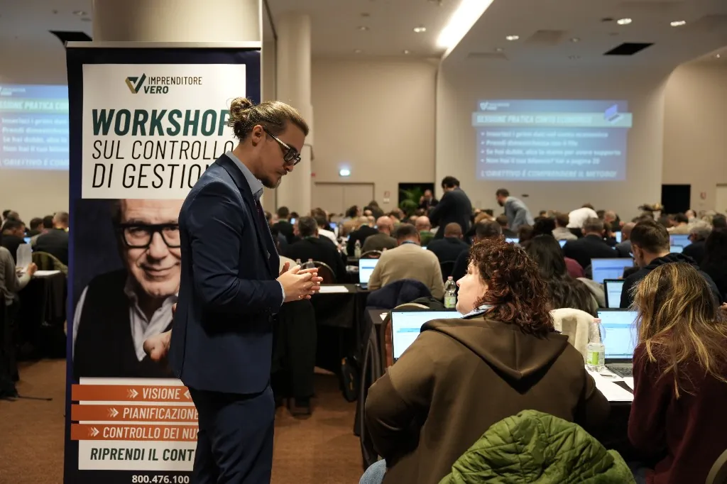 Assistenza individuale ai partecipanti durante il workshop