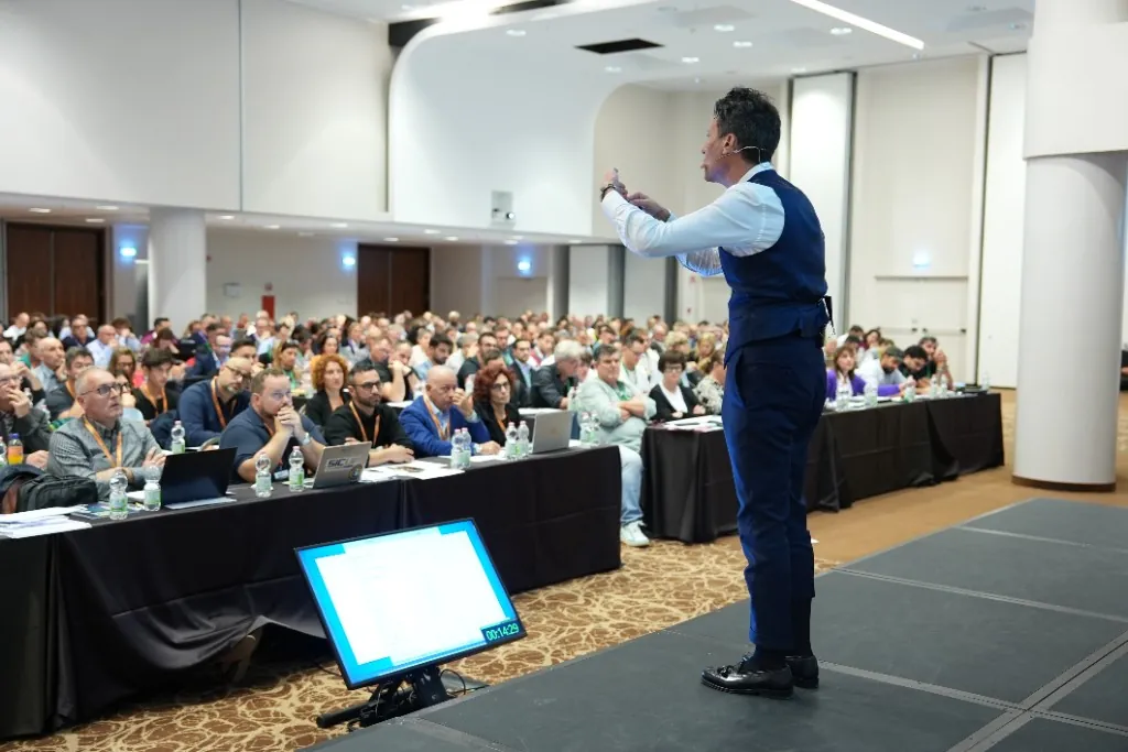 Relatore sul palco durante una sessione del workshop
