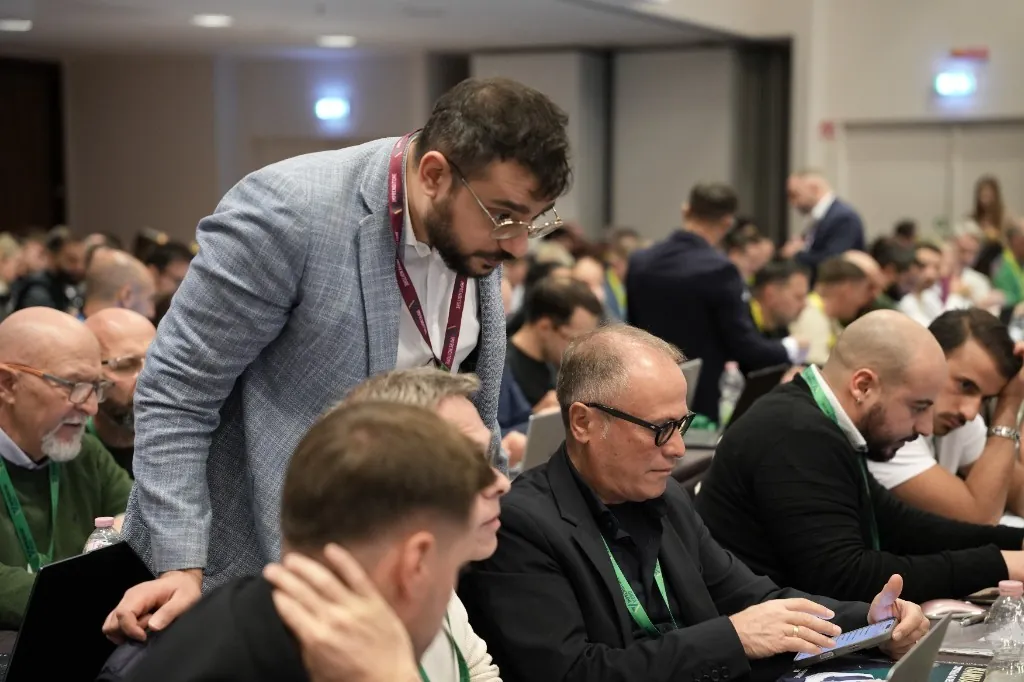 I controller del team al lavoro con la sala sui file Excel