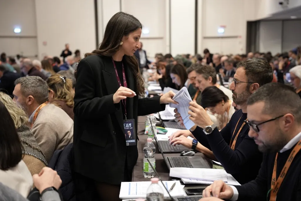 Lo staff assiste i partecipanti tra i tavoli